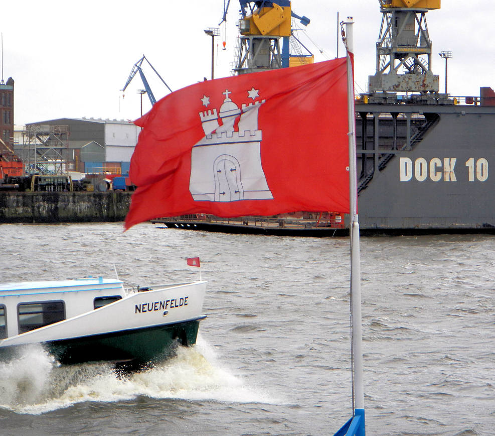3537_N1447 Bug der Hafenfähre Neuenfelde - Gischt - Hamburger Flagge im Wind. | Flaggen und Wappen in der Hansestadt Hamburg